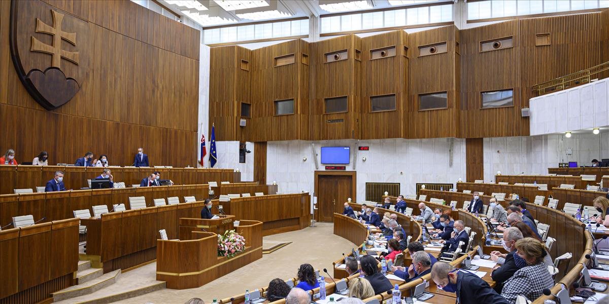 Plénum do 2. čítania: Vláda schválila opatrenia v oblasti financií pre ľudí aj podnikateľov