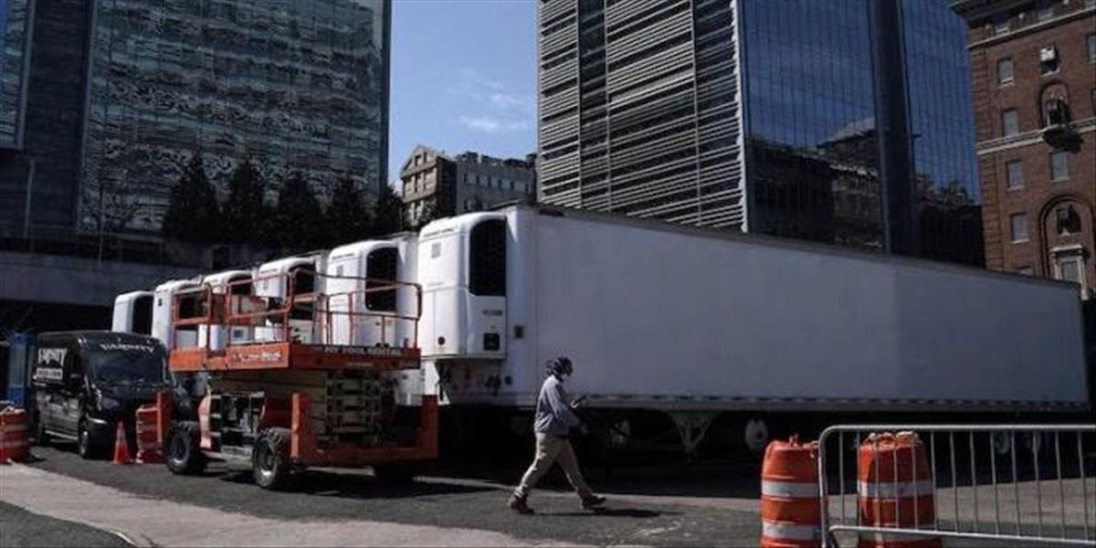 V New Yorku nakladajú mŕtvoly do chladiarenských vozov vysokozdvižné vozíky