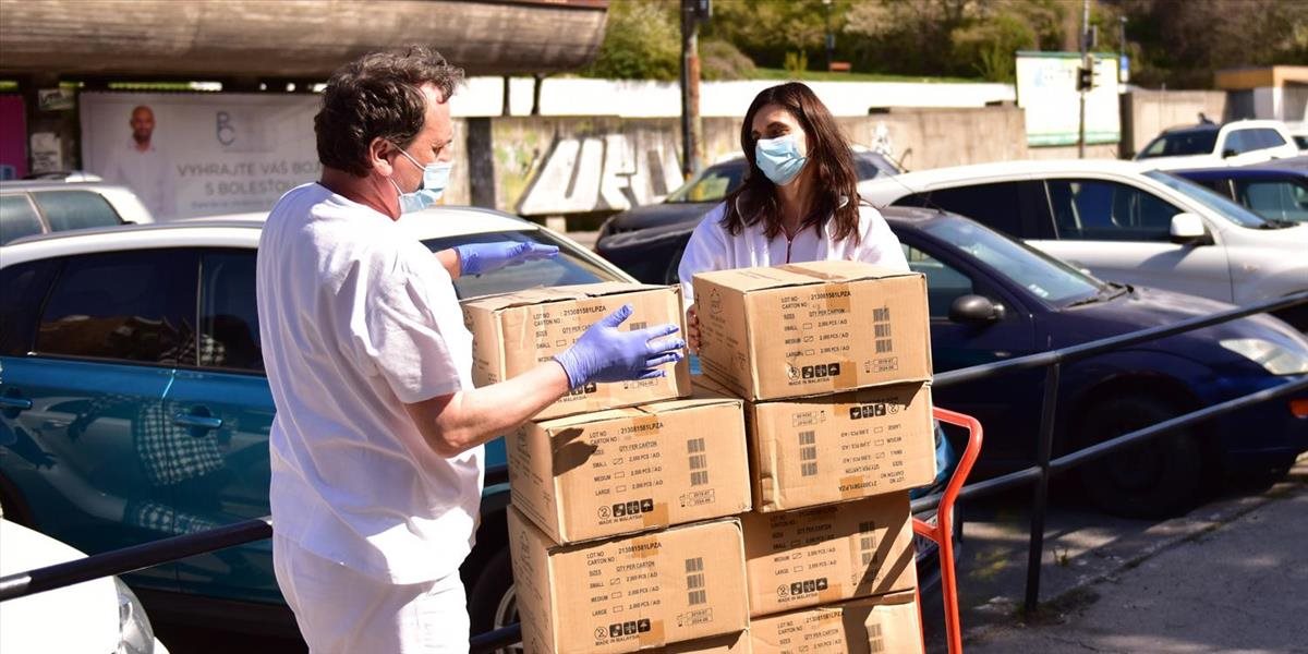REPORTÁŽ: Darovali sme 20-tisíc jednorázových rukavíc pre nemocnicu