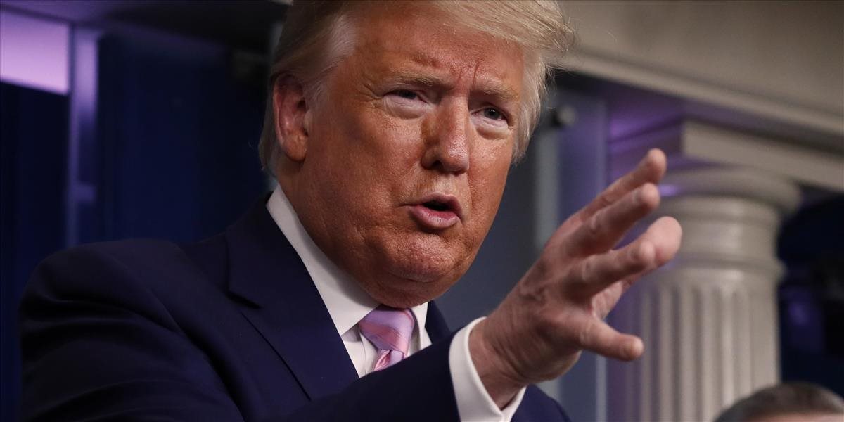 Americký prezident Trump odporúča nosiť rúška, sám ho však odmieta