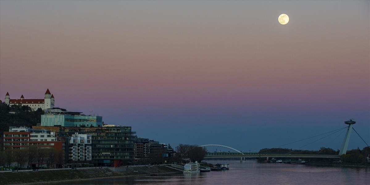 Supermesiac si užili ľudia na celej planéte