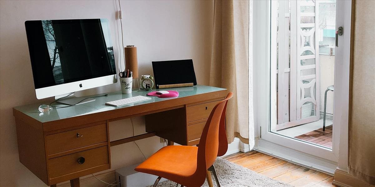 Práca z domu sa podpisuje na našom zdraví