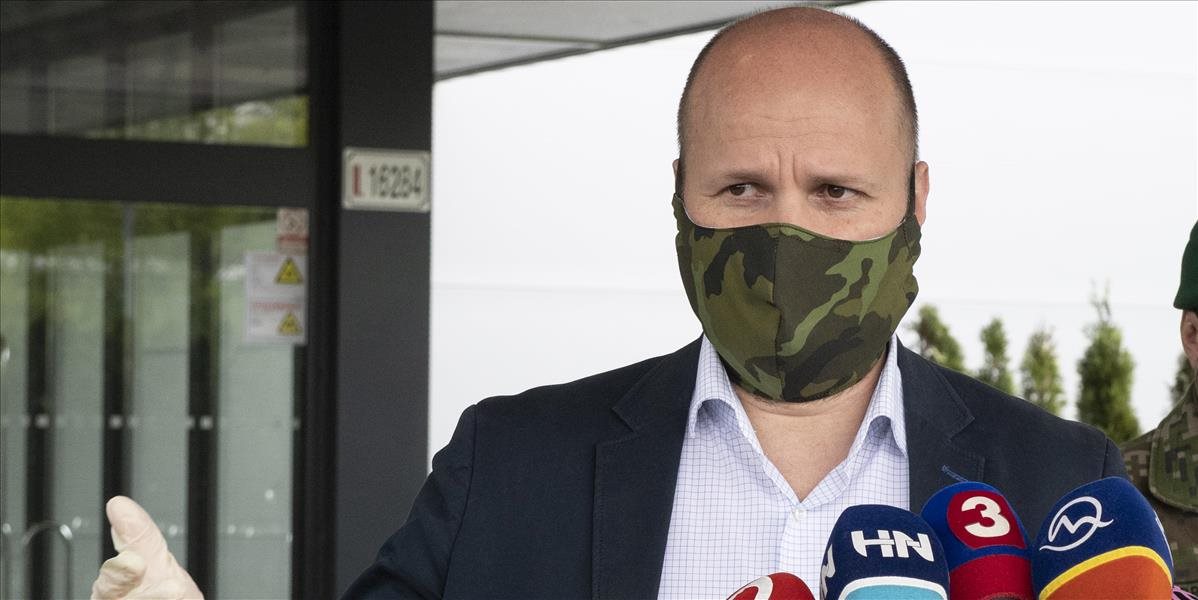 REPORTÁŽ: Minister obrany zrušil vojenské hodnosti, ktoré získali politici po mimoriadnom povýšení