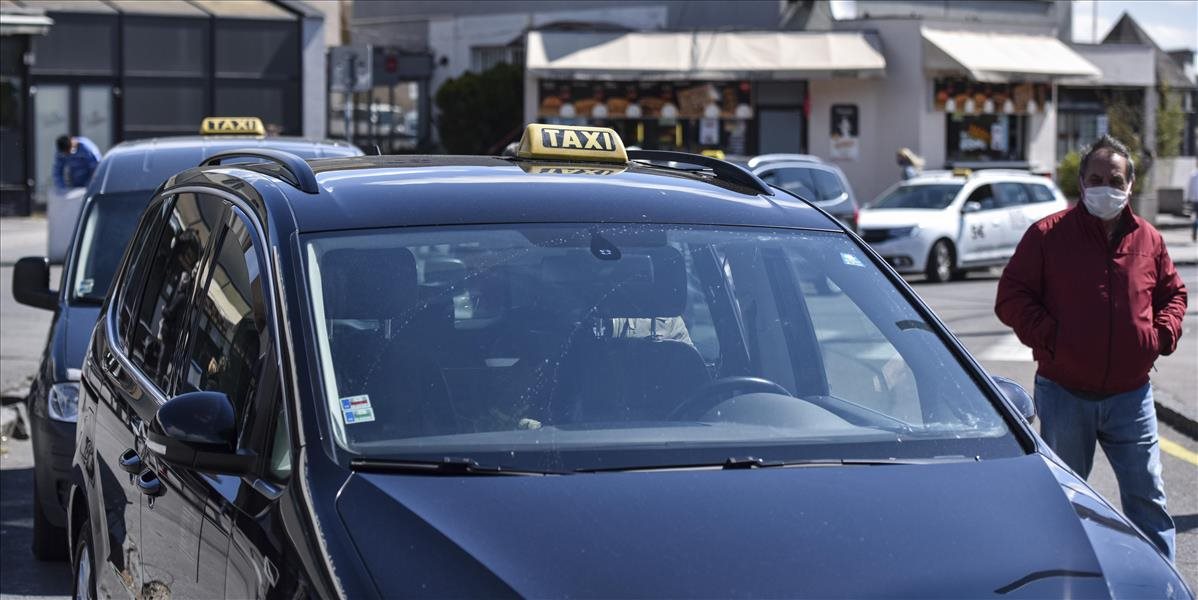 Taxislužby už prevážajú aj ľudí, obmedzenia však platia pre vodičov aj cestujúcich