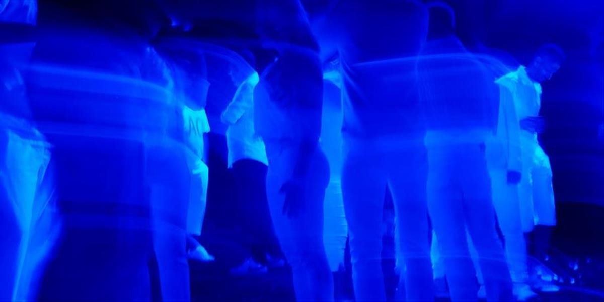 Vedci pomocou UV svetla ukázali, ako rýchlo sa koronavírus šíri v reštauráciách