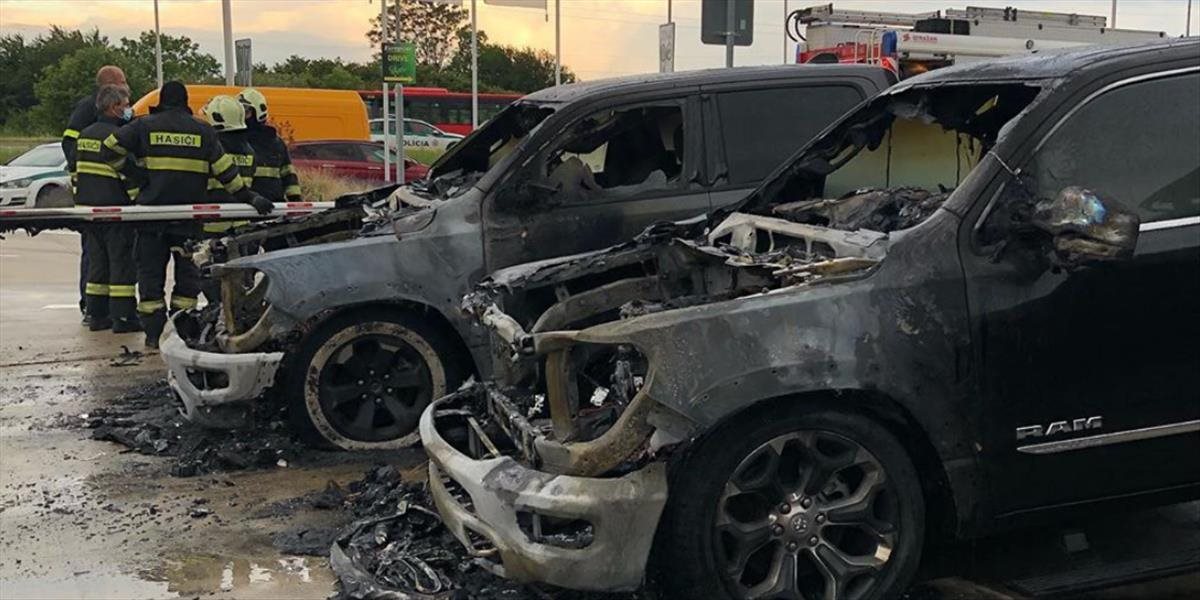 AKTUALIZÁCIA: Na Panónskej ulici v Bratislave horelo niekoľko áut