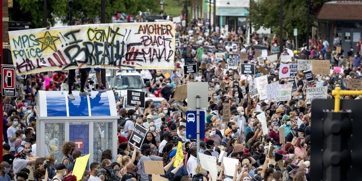 Protesty v americkom Minneapolise pokračovali už štvrtú noc