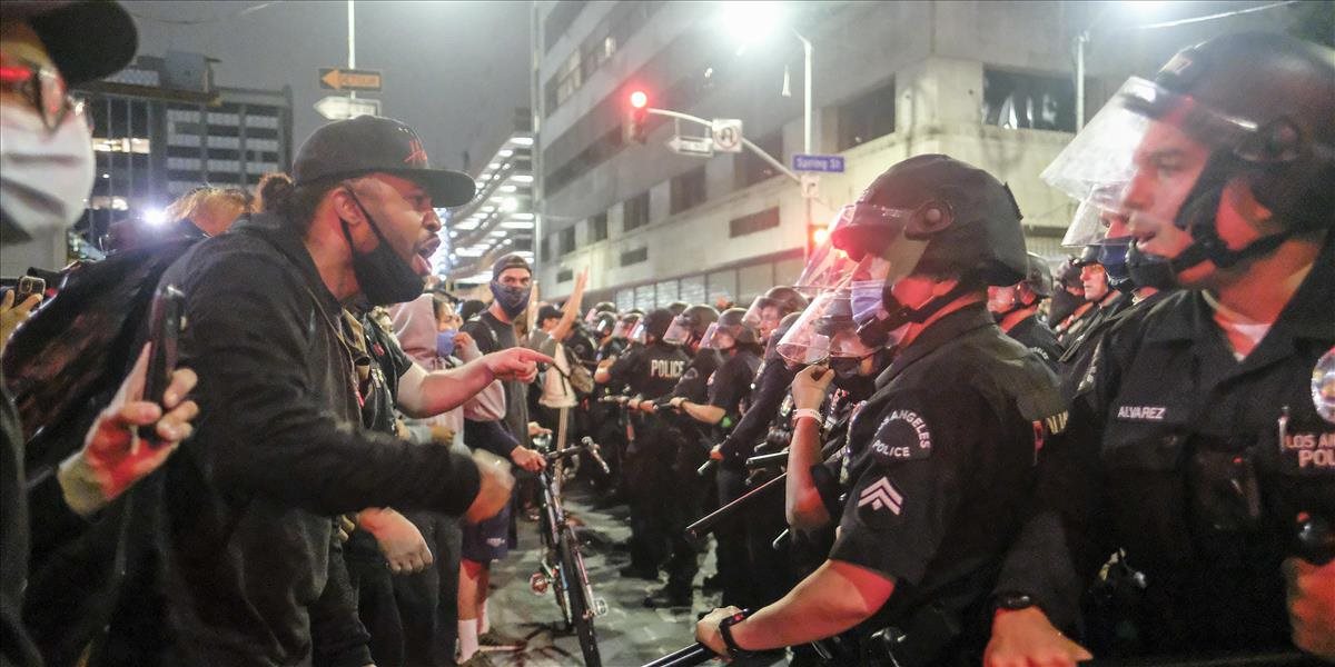 V Minneapolise zasiahla polícia voči demonštrantom porušujúcim zákaz vychádzania