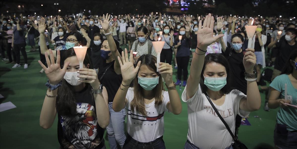 V Hongkongu si tisíce ľudí pripomenuli výročie masakry z 1989, nezastavil ich ani zákaz zhromažďovania sa