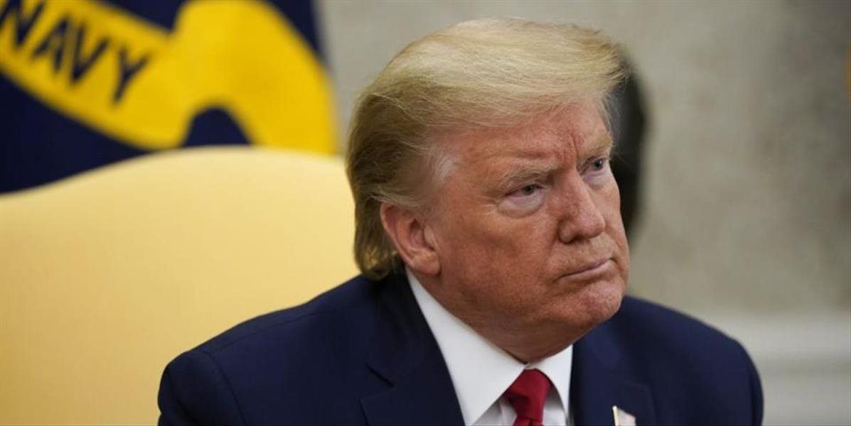 Trump hrozí bojkotom futbalu po zrušení zákazu kľačania počas hymny