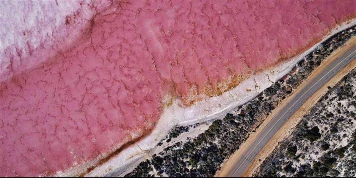 Nevídaný jav v Indii, jazero staré 50-tisíc rokov sa sfarbilo na ružovo