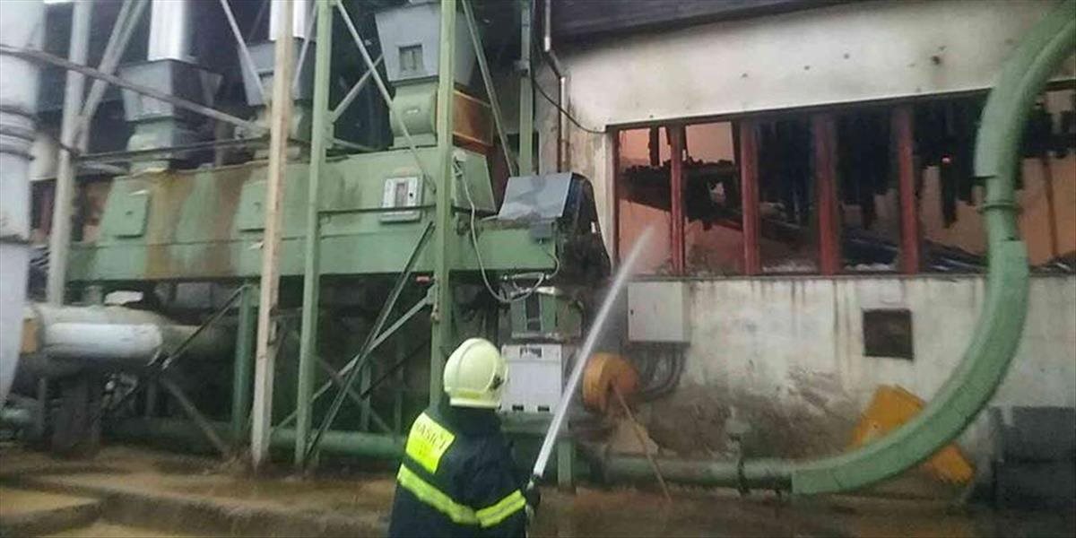 AKTUALIZÁCIA: Požiar výrobnej haly v Oravskom Podzámku už hasiči lokalizovali