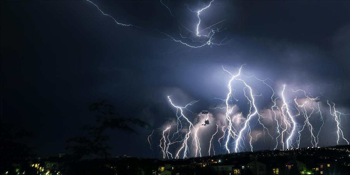 Meteorológovia vydali pre celé Slovensko na piatok výstrahu prvého stupňa pred búrkami
