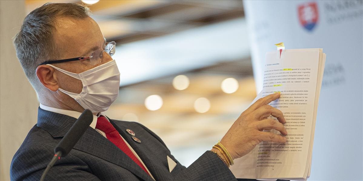 Kollár sa vyjadril, že titul získal v súlade so zákonom