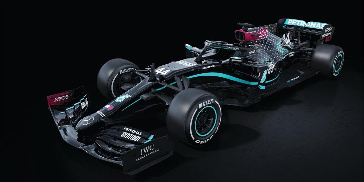 Tesne pred štartom sezóny F1 sa zmenili strieborné šípy Mercedesu na čierne