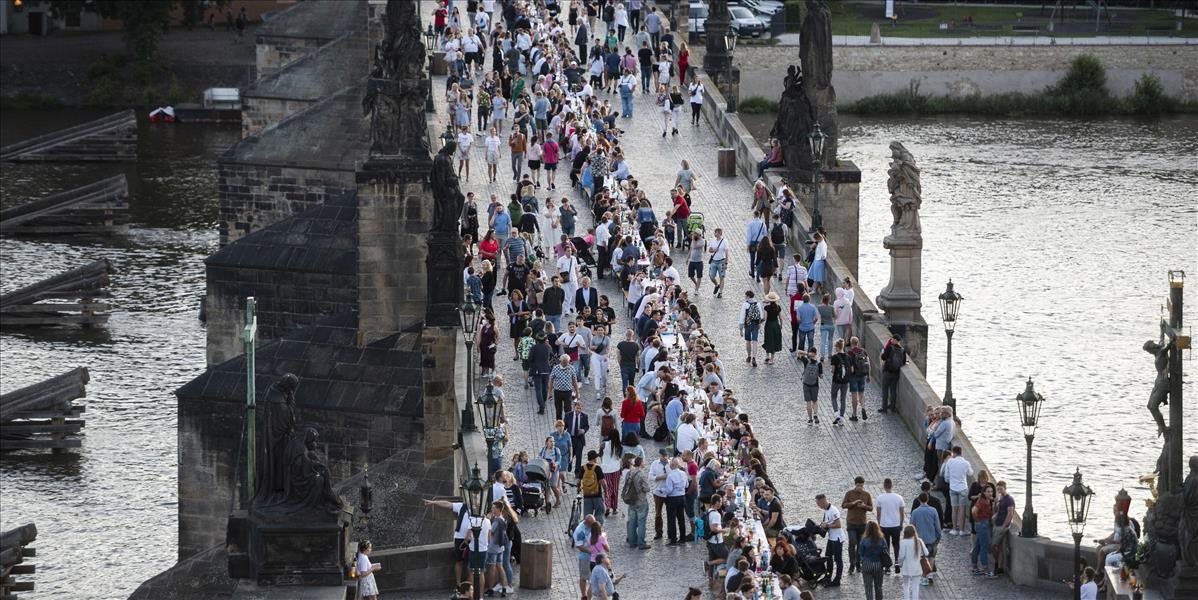 Praha sa na Karlovom moste rozlúčila s koronakrízou