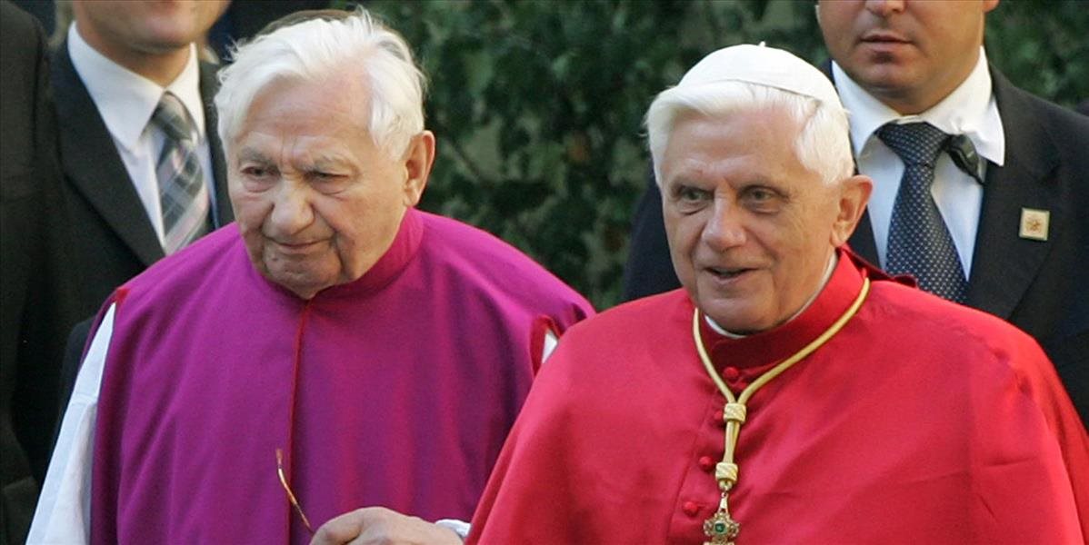 Pápež sa zúčastnil na pohrebe svojho brata iba online