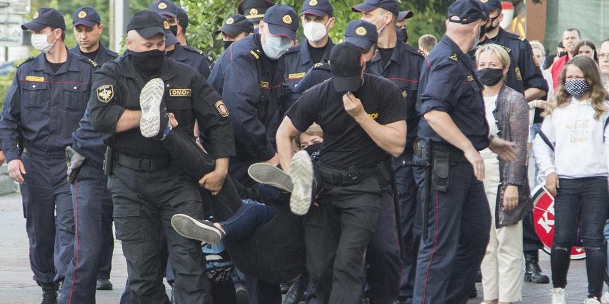 Stovky ľudí boli zadržaní na protestoch proti vyradeniu Lukašenkových súperov z volieb