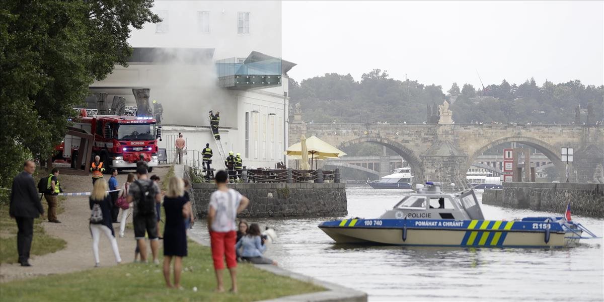 Požiar v areáli galérie v Prahe si vyžiadal evakuáciu sto ľudí