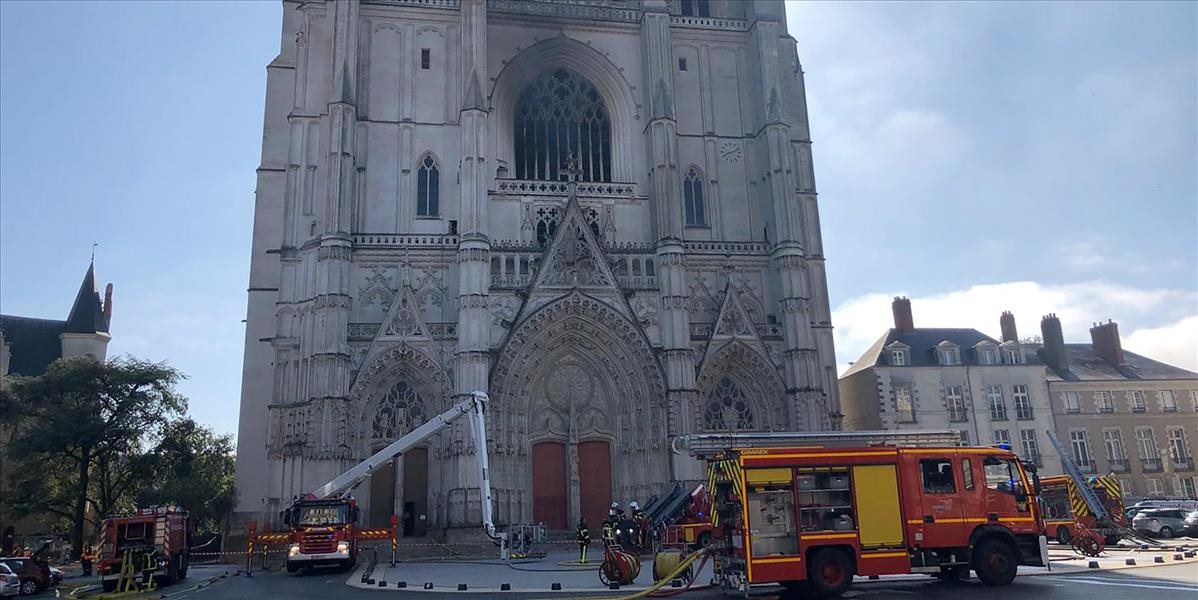 Francúzsku katedrálu v Nantes zachvátil požiar, stovky hasičov sú v pohotovosti