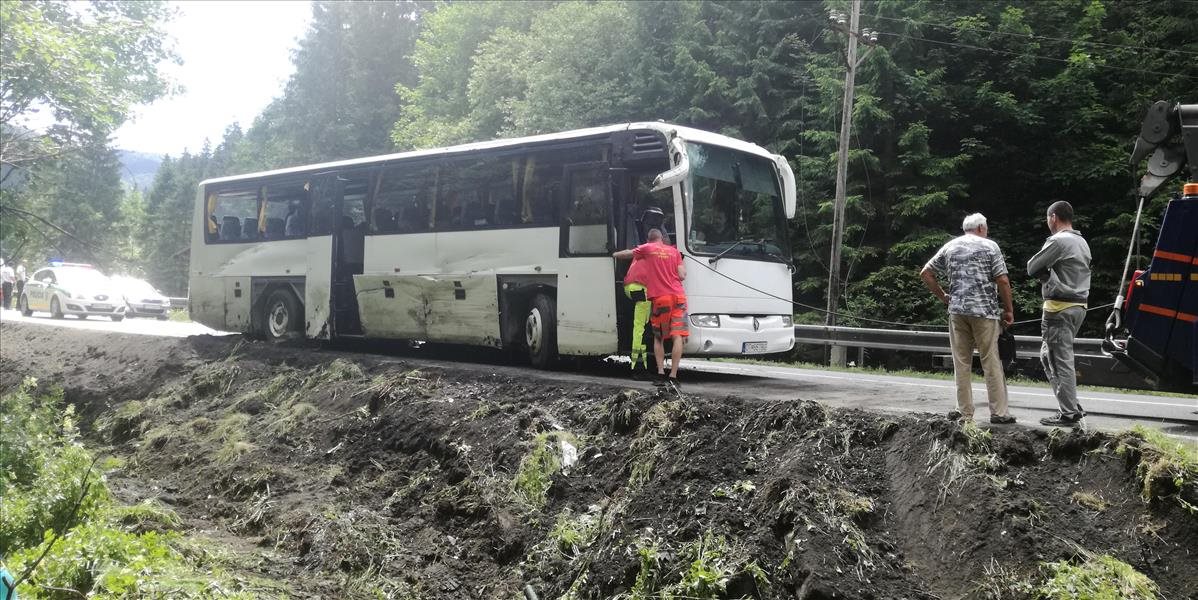 AKTUALIZÁCIA: Na Donovaloch sa zrútil autobus plný detí