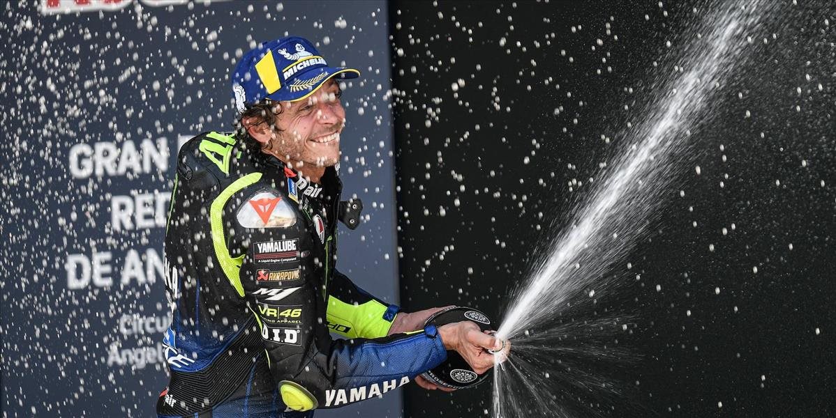 Rossi po dlhom čase opäť na pódiu, závodu však kraľoval mladý Francúz