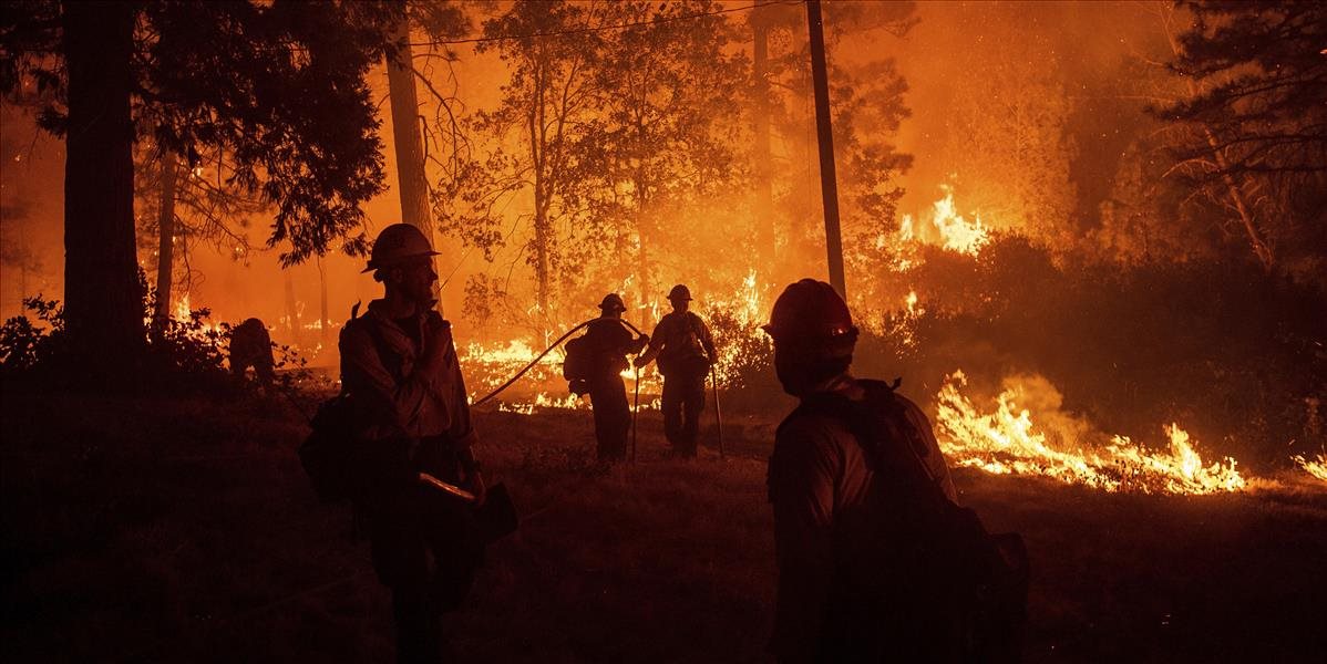 V Kalifornii vyčíňa požiar, spálené sú tisíce hektárov pôdy