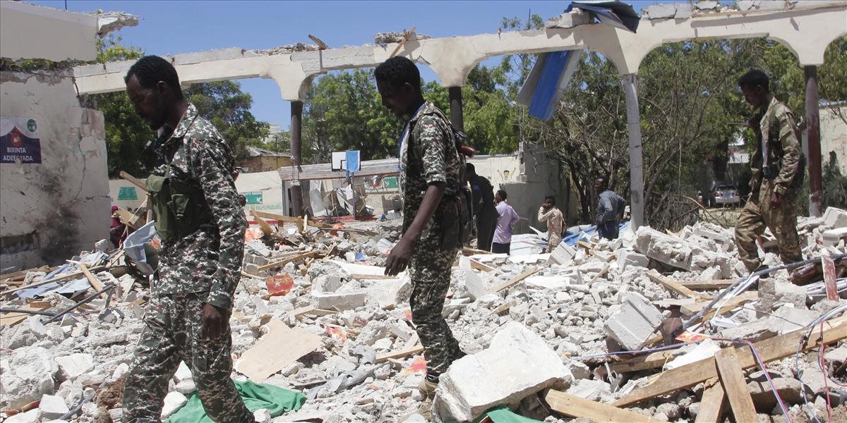 Samovražedný útok pred vojenskou základňou Mogadišo