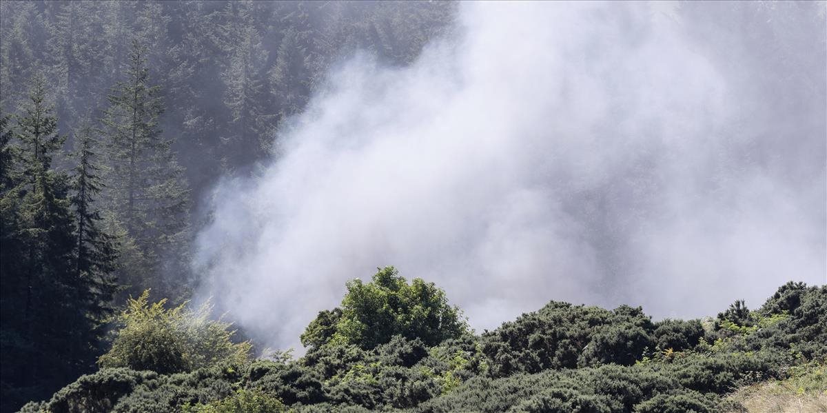 V Škótsku sa vykoľajil vlak, zasahovali záchranári i hasiši