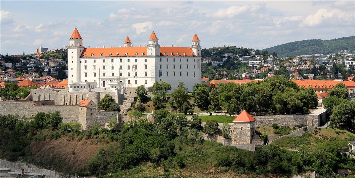 Dnes večer bude Bratislavský hrad odetý v dvoch farbách