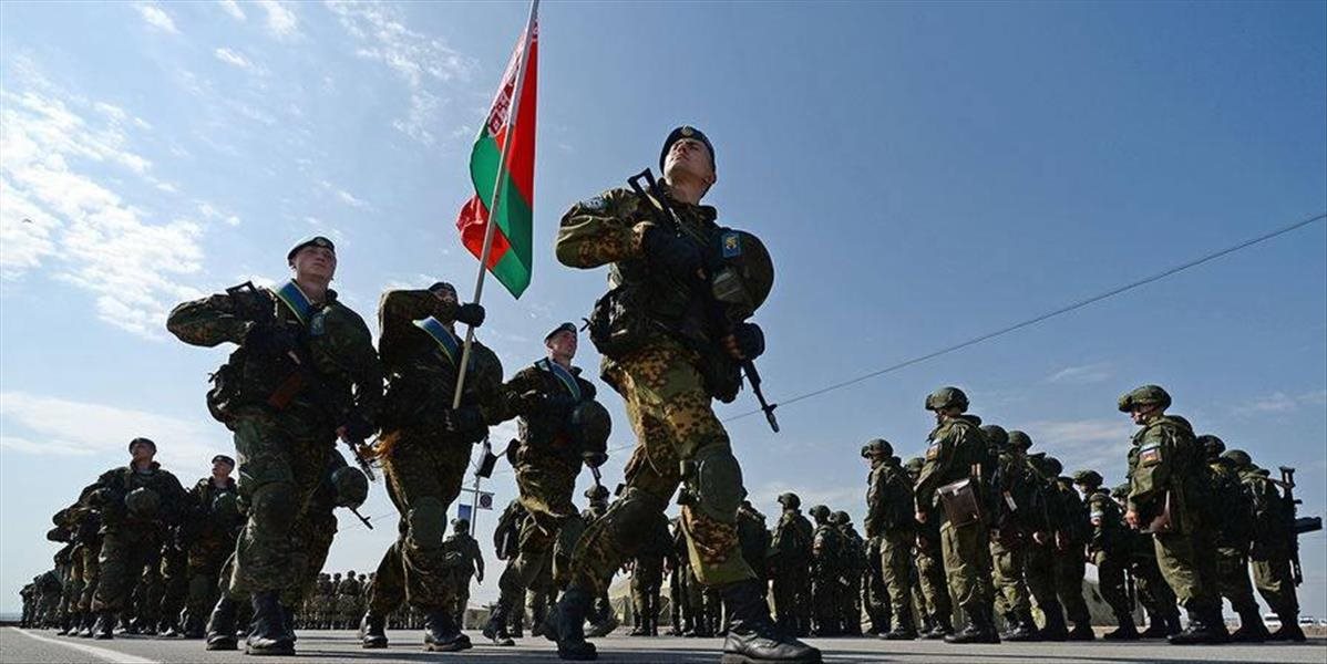 Bieloruskí vojaci sú v plnej pohotovosti, susednej Litve už pretiekli nervy