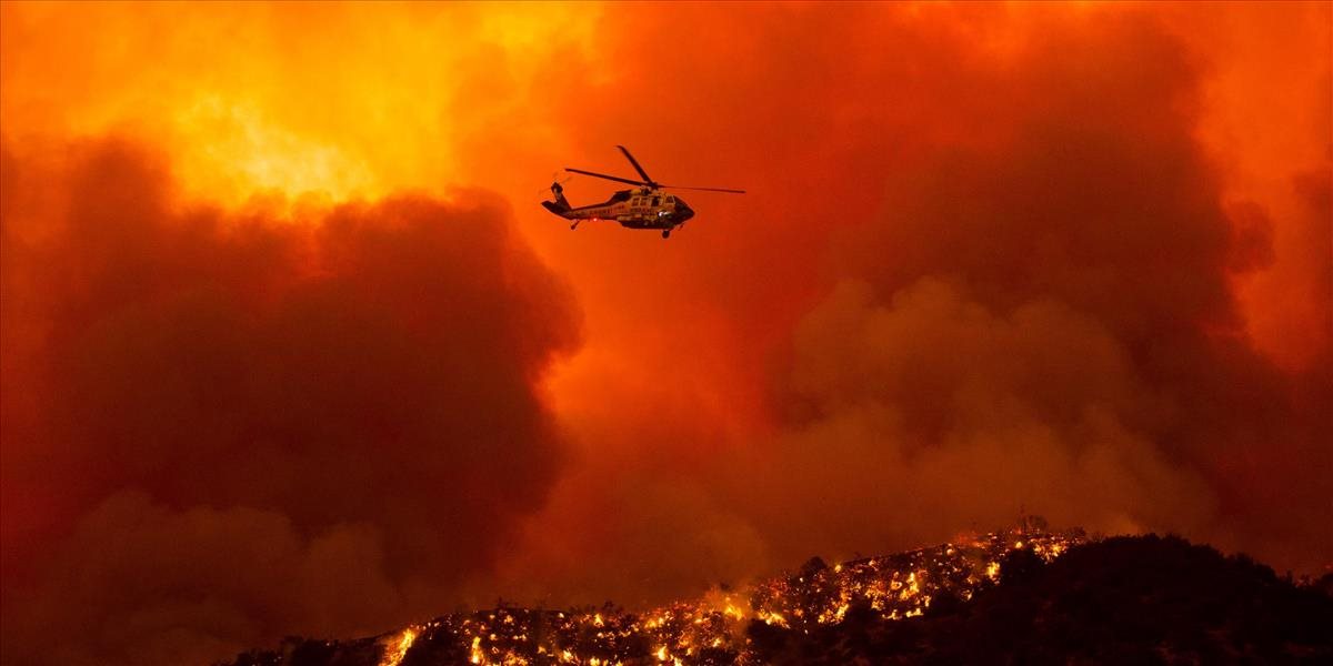Kaliforniu sužujú stovky lesných požiarov, vyhlásili tam núdzový stav