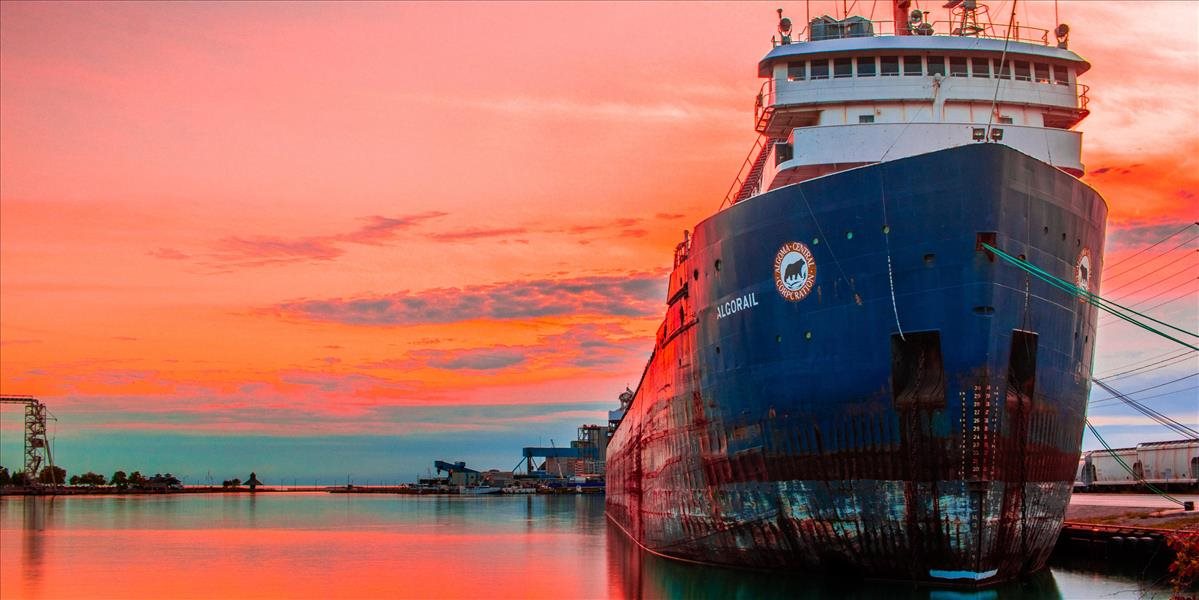 Po havárii ropného tankera sa zatiaľ našlo osem tiel