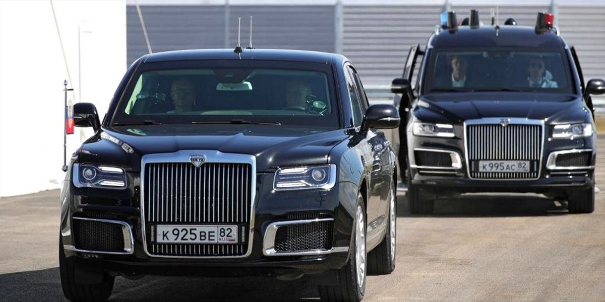 Putin sa viezol po novej diaľnici na Kryme za volantom luxusnej limuzíny