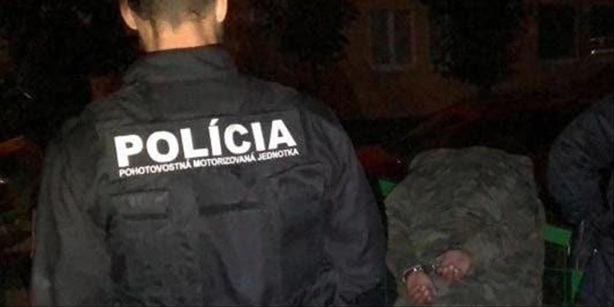 Video z večerného zákroku mužov zákona: Policajt v Košiciach mal na mužovi kľačať