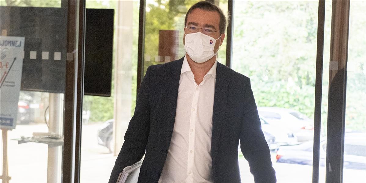 Minister Krajčí je v karanténe, dostal sa do kontaktu s pozitívne testovaným