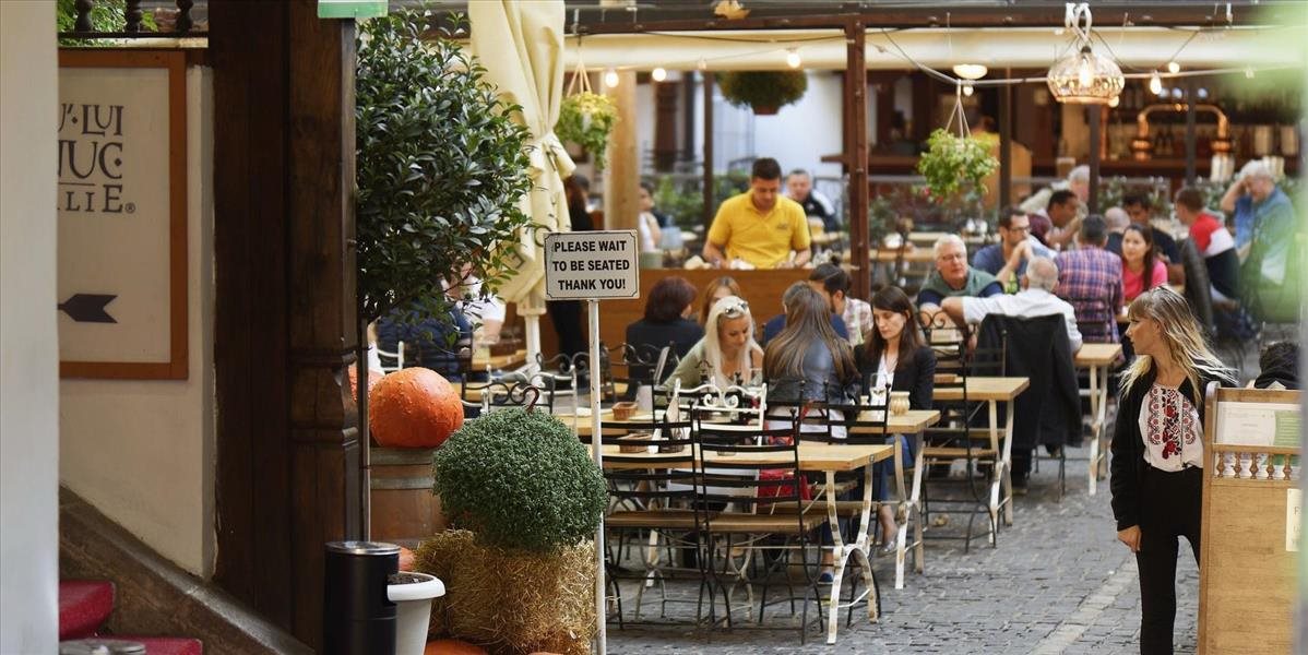 Na Slovensku sa sprísňujú opatrenia. Rúška už aj na terasách reštaurácii a svadby len s obmedzeným počtom hostí