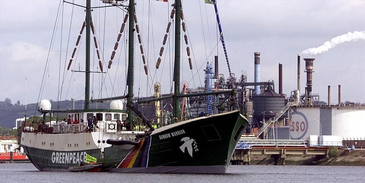 Aktivisti z Greenpeace zablokovali prístup do ropnej rafinérie, bojkotujú jej rozširovanie