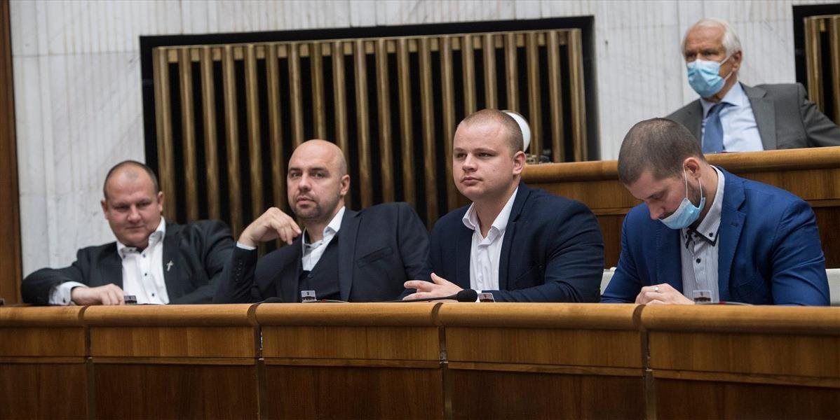 Niektorí poslanci ĽSNS nemali v parlamente rúška, Šeliga sa už obrátil na súd