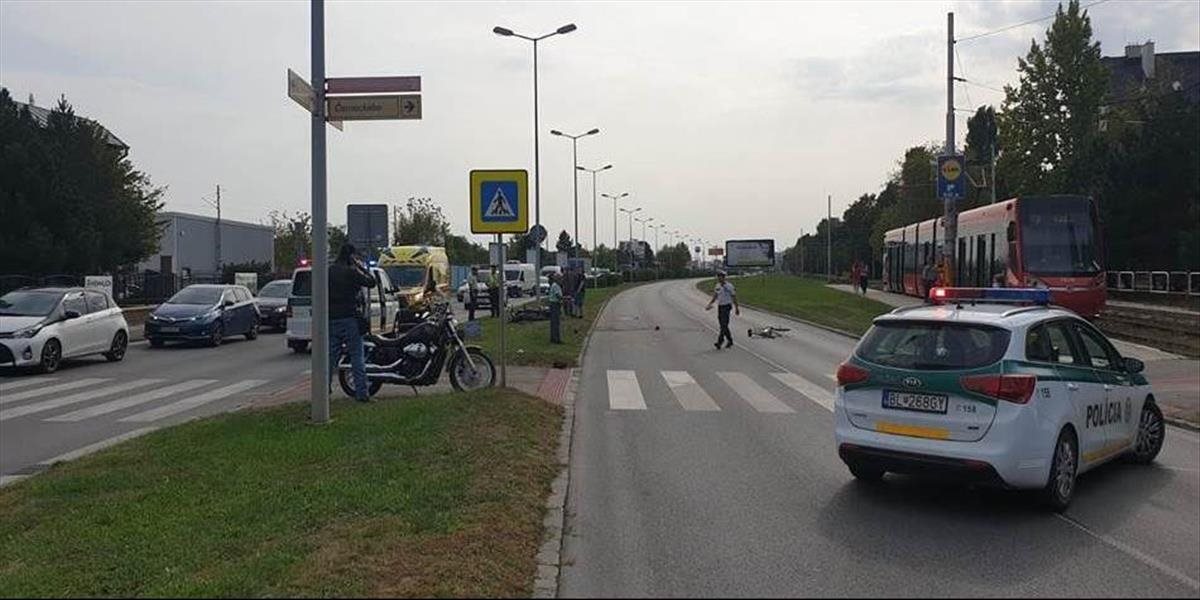 Vodiči vyhnite sa Račianskej ulici, na križovatke sa zrazil motorkár s cyklistom