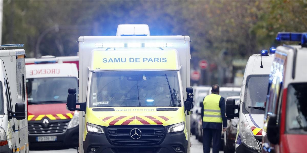 Útočníci pri bývalej redakcie Charlie Hebdo zranili štyroch ľudí mačetou