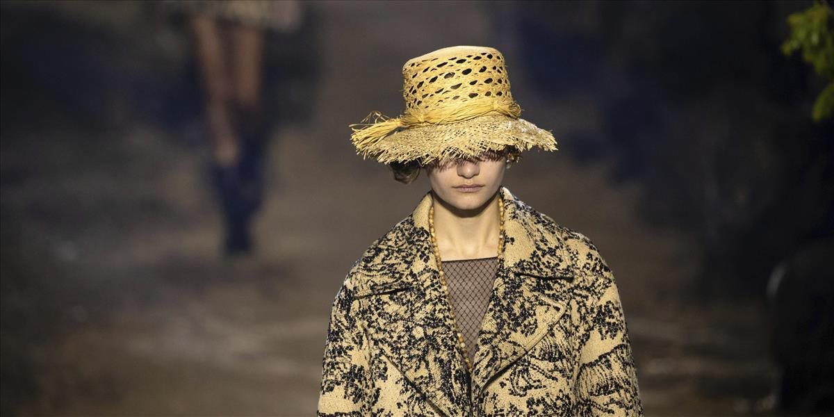 Prehliadku značky Dior narušila módna aktivistka: Takýto bol jej odkaz