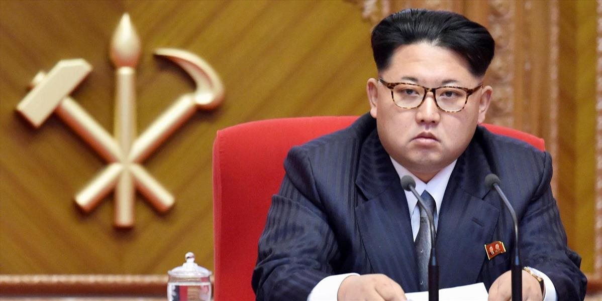 Severná Kórea predstavila svoj nový arzenál, jej južný sused má obavy