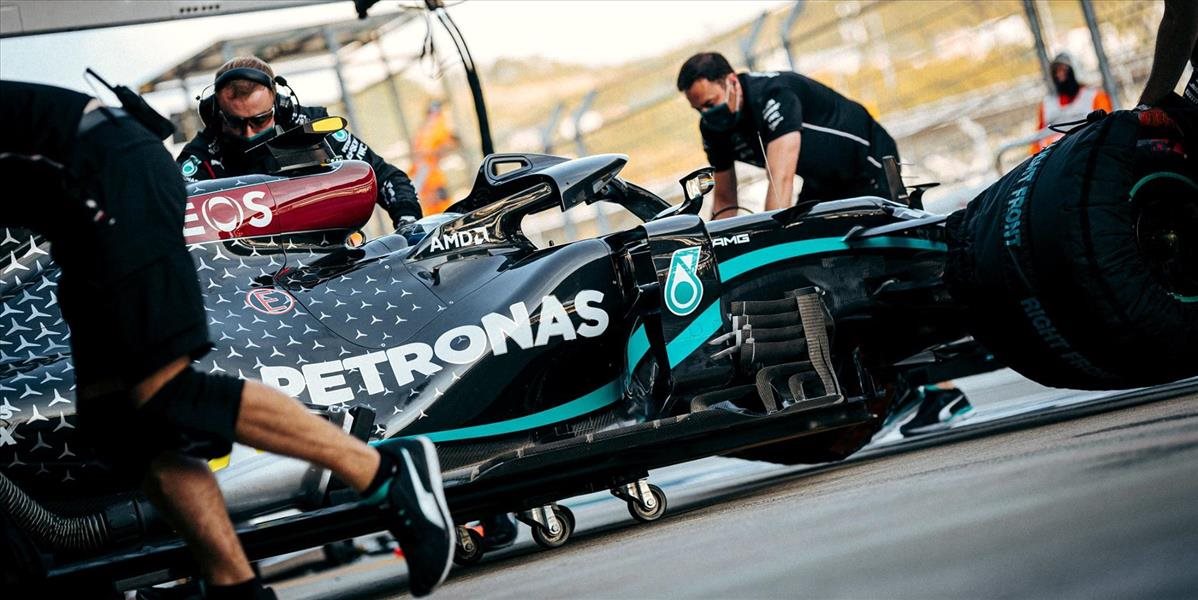 Lewis Hamilton vyhral preteky na legendárnom Nürburgringu a vyrovnal rekond Michaela Schumachera