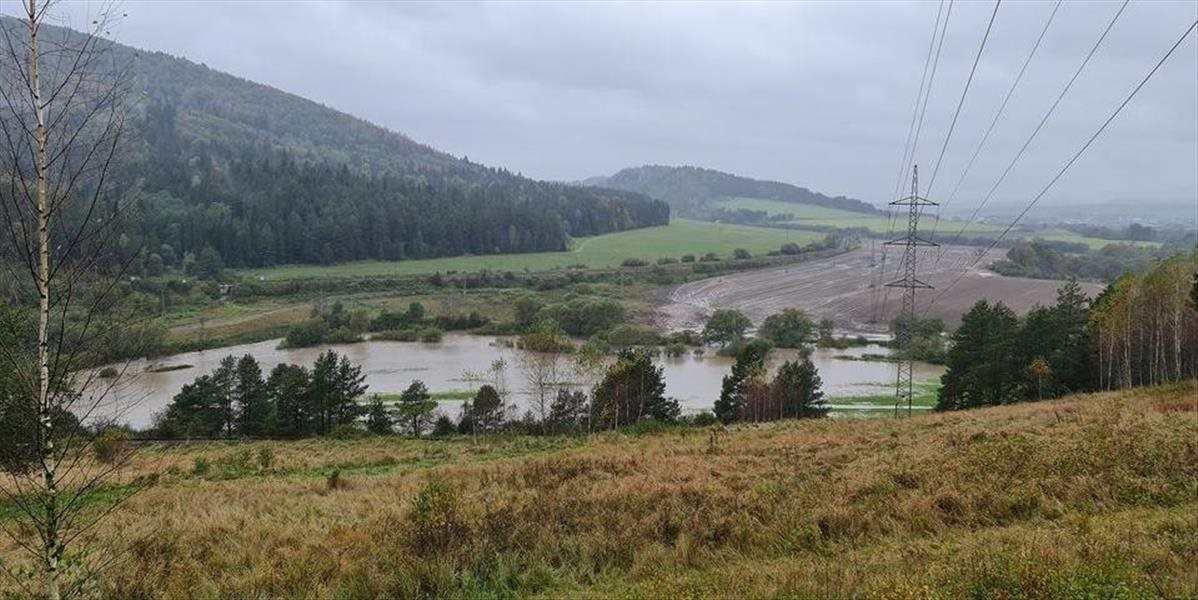 SHMÚ varuje pred povodňami, výdatné dažde komplikujú situáciu vo viacerých okresoch
