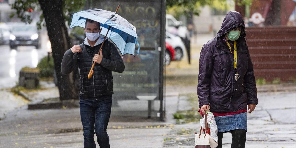 Slovensko sprísňuje opatrenia - povinné rúška, obmedzené prevádzky a podujatia