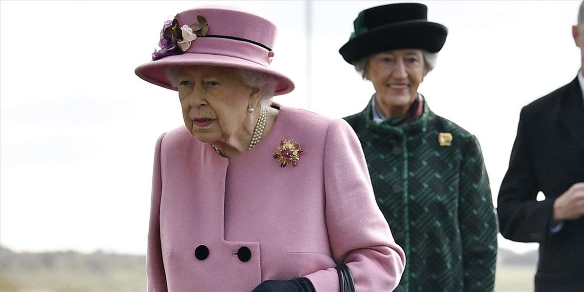 Kráľovná Alžbeta vyšla na verejnosť po siedmich mesiacoch. Navštívila miesto, kde novičokom otrávili Skripaľa