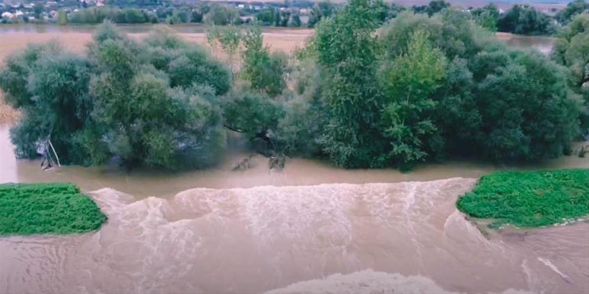 Dnes nás opäť čaká dážď: Na východe sa vyliali potoky, cesty sú neprejazdné