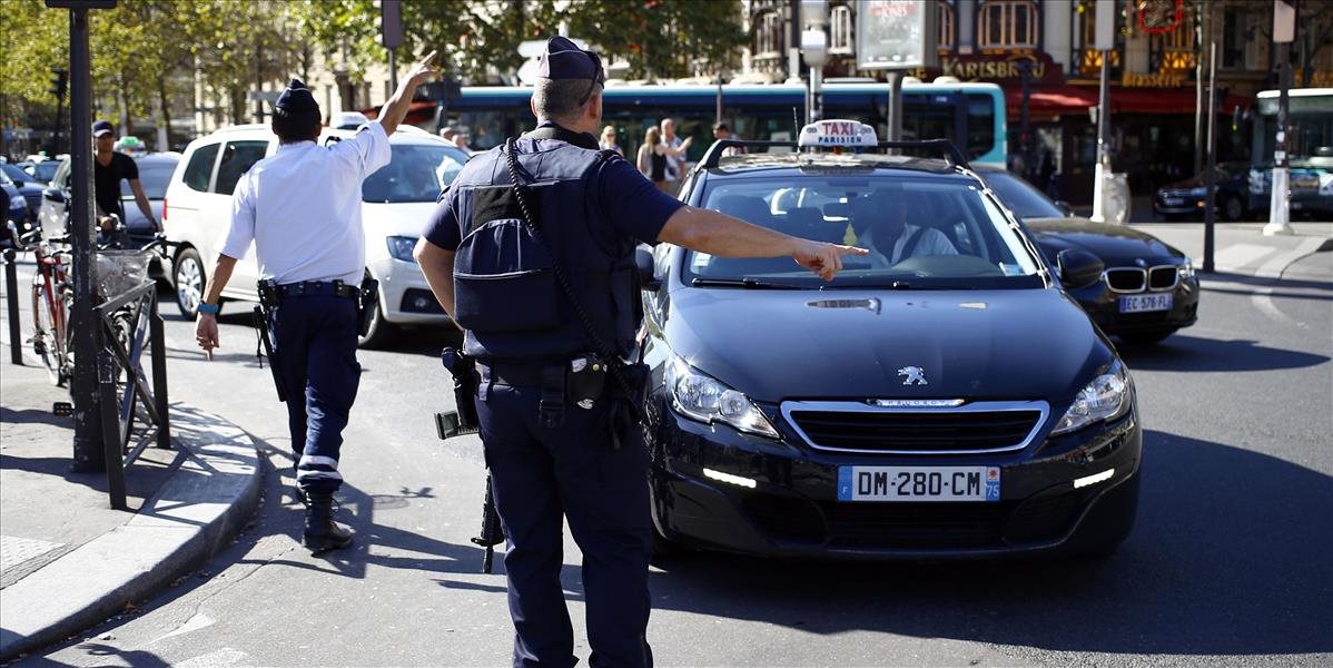 Dráma v Paríži: Muž podrezal hrdlo učiteľovi priamo na rušnej ulici