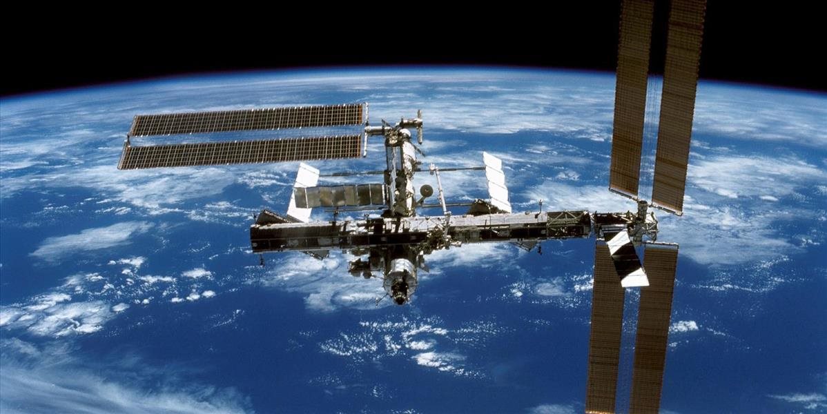 Posádka ISS nie je v ohrození života, unikajúci kyslík zo stanice sa podarilo opraviť